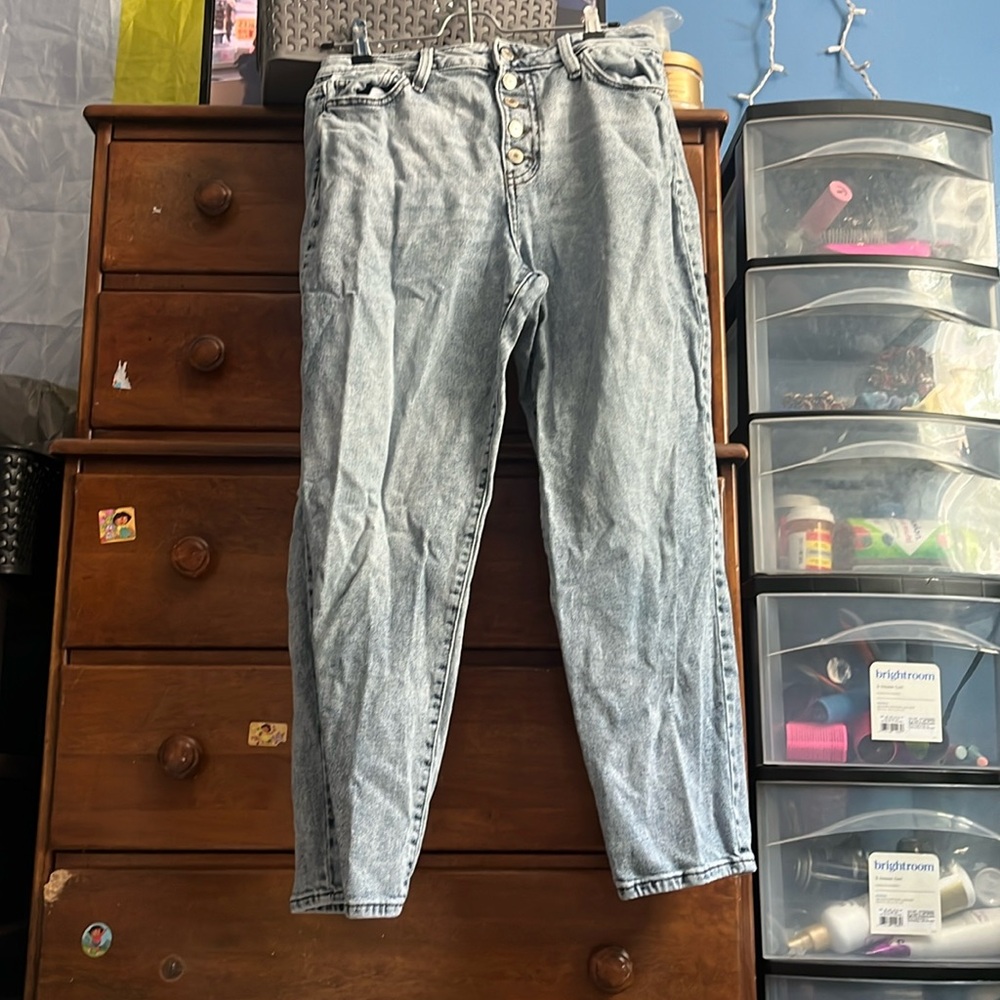 Junior’s Mom Jeans
